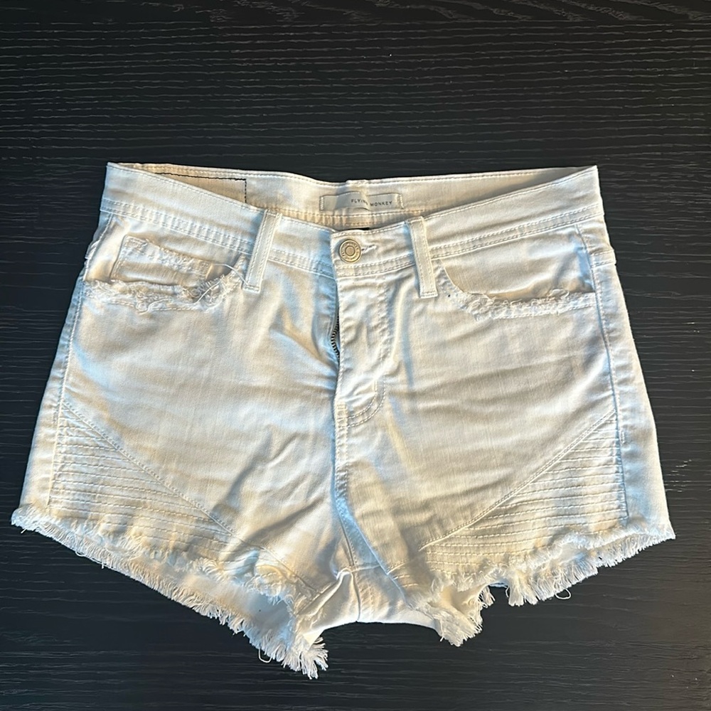 Denim shorts, mid-rise
Color: white